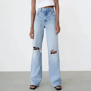 Säljer dessa jeans från Zara. I bra skick. Har däremot klippt dom i benen så att dom ska passa mig som är 172, men går såklart att klippa mer om man är kortare. 