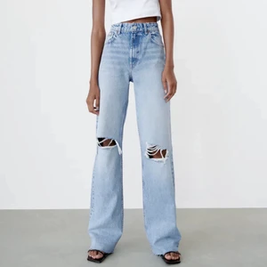 Jeans från Zara - Säljer dessa jeans från Zara. I bra skick. Har däremot klippt dom i benen så att dom ska passa mig som är 172, men går såklart att klippa mer om man är kortare. 