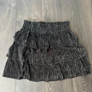 Glittrig kjol  - Snygg glittrig kjol från only. Helt oanvänd. Tryck inte på köp direkt. Hör av dig vid frågor.