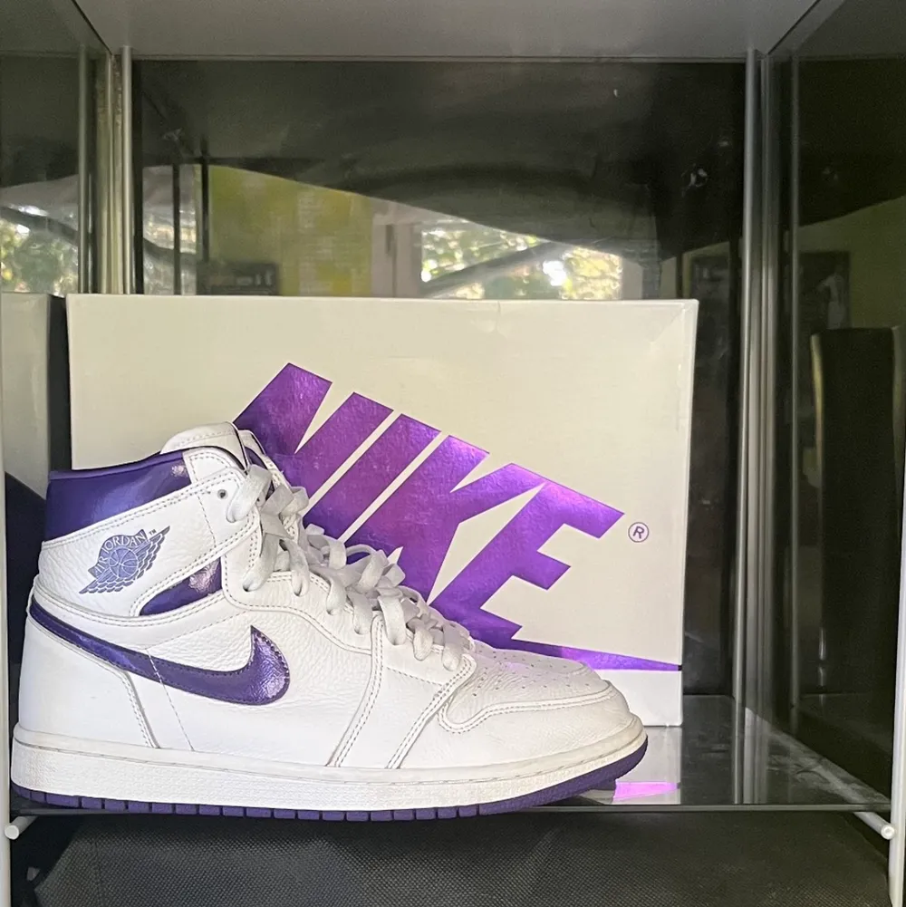 👾Jordan 1 high court purple/metallic purple👾 ⚡️Använda 2 gånger⚡️ klassisk sko i en 🔥OG colorway🔥 🍀Mycket enkel att matcha🍀 🌷Box och köpbevis finns🌷 Svarar gärna på frågor/skickar fler bilder 🎸Kan mötas upp i Stockholm eller frakta🎸 . Skor.