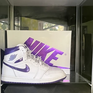 Jordan 1 high court purple/metalic purple - 👾Jordan 1 high court purple/metallic purple👾 ⚡️Använda 2 gånger⚡️ klassisk sko i en 🔥OG colorway🔥 🍀Mycket enkel att matcha🍀 🌷Box och köpbevis finns🌷 Svarar gärna på frågor/skickar fler bilder 🎸Kan mötas upp i Stockholm eller frakta🎸 