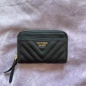 Väljer en fin Victoria’s secret plånbok då jag inte använder den💓 Köparen står för frakten!