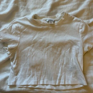 Croptop  - Vit croptop från mobil i ribbat material💓💓