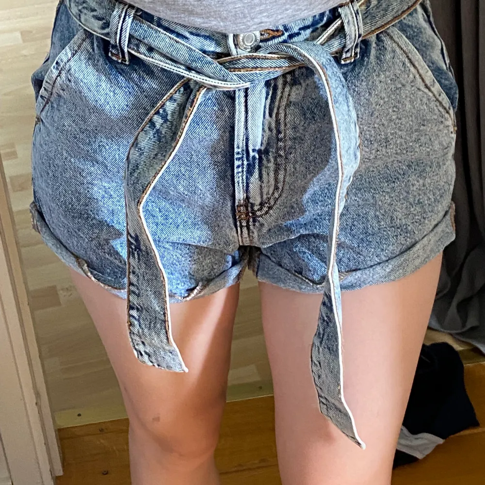 Jeansshorts från New yorker, använda för ca 2 somrar sen men har efter de bara legat oanvänd i garderoben  Nypris ca 150. Shorts.