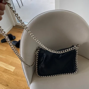 Tiamo väska  - LÄGGER UT DENNA VÄSKAN IGEN DÅ DEN SOM VANN BUDGIVNINGEN ÅNGRADE SIG..  Säljer min väska tiamo från scorett då den aldrig används längre. Nypris: 499. Finns lite missfärgning på knappen på insidan & på kedjan annars vädligt bra skick! (Se bild 3)