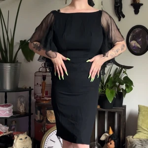 Vintage klänning - Otrolig 40-50 tals klänning med batsleeves. Behöver räddas hos någon sykunning/skräddare då tyllen på axlarna har slitits. Misstänker att någon har sytt in den. Vet ej exakt storlek pga varit för liten för mig länge.