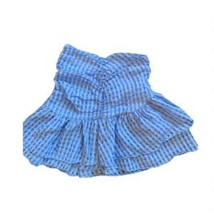 Blå kjol från hm med volanger, skulle funka som en fin tröja också! 