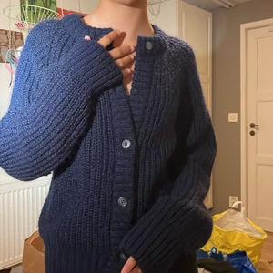 Kofta - En jätte fin blå stickad kofta från Whyred, aldrig andvänd dock en knapp som är borta(den nästlängst upp) perfekt till hösten och vintern. Fraktar och möts!