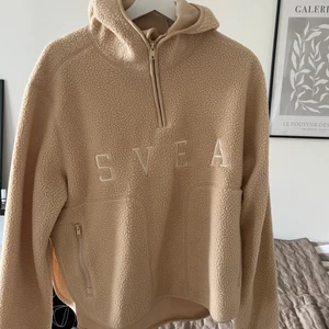 Svea fleecetröja storlek M - Fleecetröja i beige färg från Svea, knappt använd i storlek M. Passar även för mindre storlek då jag är XS/S men ville ha den oversized 