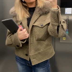 Meotine jacka - kollar intresse på meotine jacka i färgen ”armygreen”. Den är lite nopprig men inget som märks