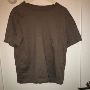 set av 3 t-shirts - bra skick! några kan vara lite skrynkliga 