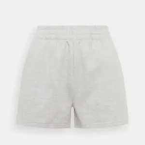 Säljer dessa fina gråa shorts från Ginatricot. Säljer pga ingen användning längre. Bra skick och köparen står för frakten 🤍 för fler bilder eller frågor är det bara att kontakta🥰