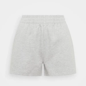 Gråa ginatricot shorts  - Säljer dessa fina gråa shorts från Ginatricot. Säljer pga ingen användning längre. Bra skick och köparen står för frakten 🤍 för fler bilder eller frågor är det bara att kontakta🥰