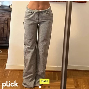 Randiga byxor - Skit snygga randiga byxor från mango❤️‍🔥Säljer då dom va för stora för mig men skulle säga att dom är sanna till stoleken🥰Bilderna är lånade