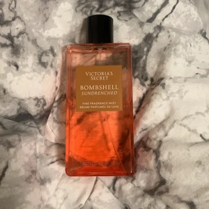 Victoria secret bombshell sundrenched  - Limited edition bombshell sundrenched body mist från vs💞 150 kr ink frakt betalning sker via Swish VS påse medföljer✨
