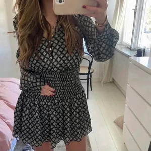 Zara klänning - Säljer denna jättefina klänning ifrån Zara! Endast använd 2 gånger ungefär💓💓 Köparen står för frakt!! (Lånade bilder)