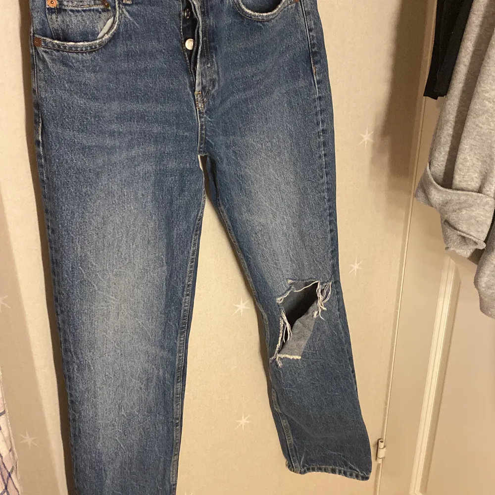 Ett par jättefina jeans från ZARA som är helt slutsålda på hemsidan jeans med ett hål i mid waist. I storlek 38 , köptes i våras men är lite korta på mig i benen för jag är ganska lång.. Jeans & Byxor.