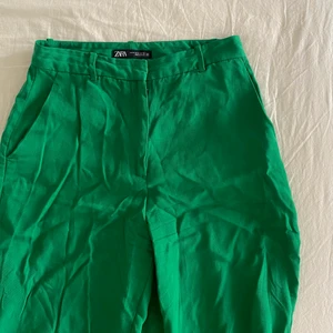 Kostymbyxor från Zara - Gröna kostymbyxor från Zara!🍀 Jag äger dessvärre inget strykjärn.... Byxorna är knappt använda och har långa ben för oss långa tjejer! Byxorna är i storlek M men skulle även kunna passa en S för en lågmidjad fit. Villig att diskutera pris!!