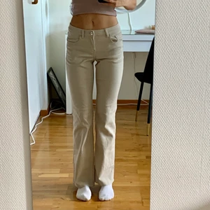 Low waisted jeans  - Superfina och sköna men kommer inte till användning för min del, använda 1 gång. Priset är inklusive frakt!💞