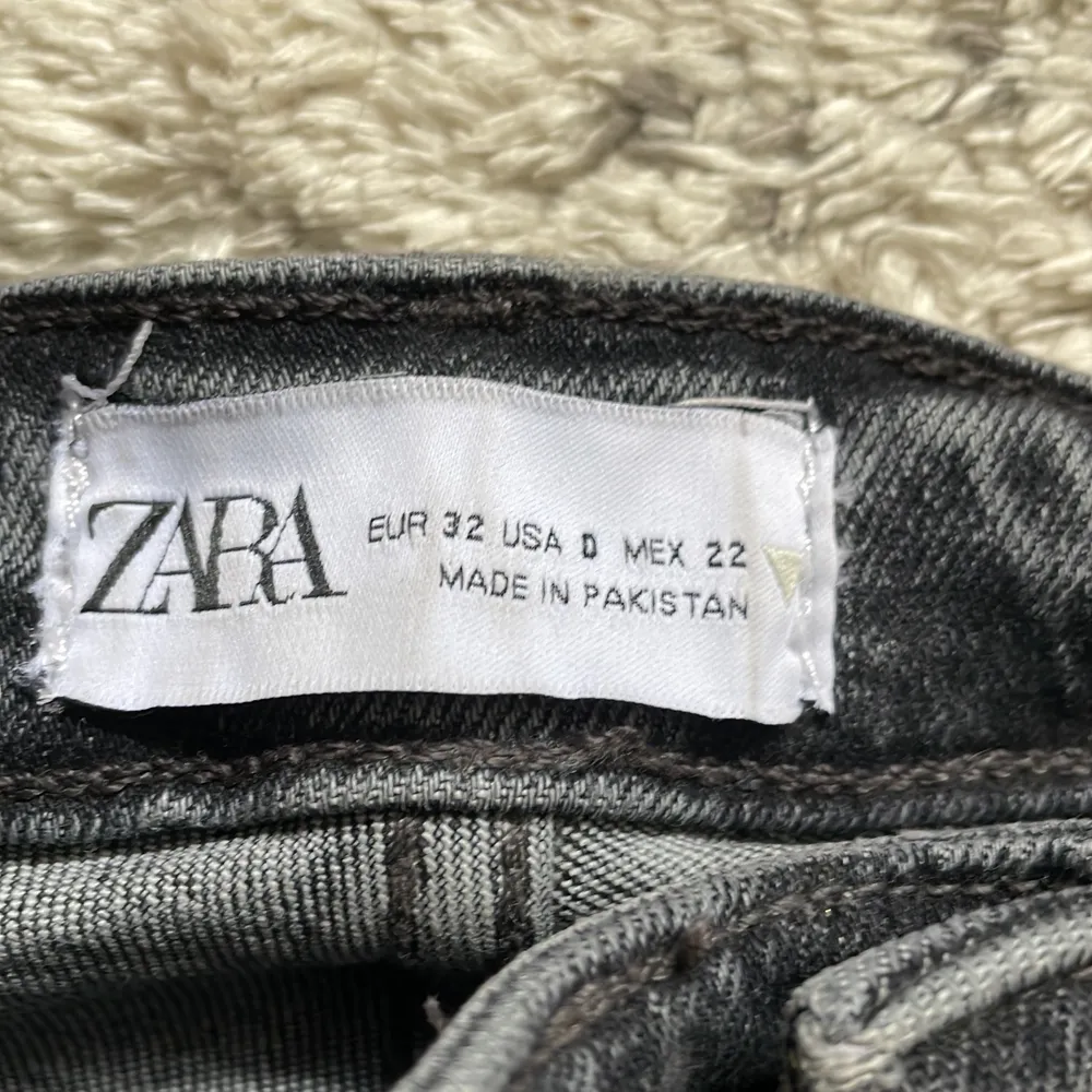 Jätte fina byxor från zara i strl 32/s lite skrynkliga men stryker såklart innan ni får dem, dem är jätte sköna och fina och original pris är 359 men säljer för 200 ink frakt. Jeans & Byxor.