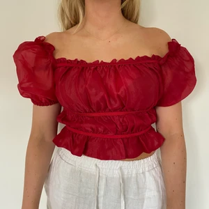 Röd blus från NAKD - Röd blus från NAKD. Går att både offshoulder och uppe. Sparsamt använd.