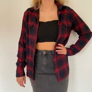 Rutig bomullsskjorta från H&M - Rutig bomullsskjorta från H&M. Sparsamt använd.