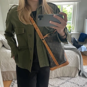 Grön jacka - Säljer denna snygga gröna jacka från mango! Den är köpt förra året och har inte kommit till användning så mycket sen dess.💕🫶🏽