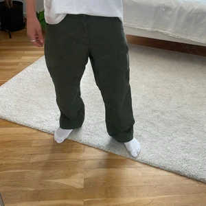 Cargo pants - Ett par militärgröna cargopants med knee patches och många fickor. Köpta på Second hand. Storlek L
