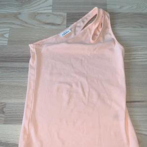 Topp Kappahl  - Ribbad top från Kappahl med sne ärm! Säljer för jag inte gillar modellen ! Är i stolek 146-152 men är som XXs. Ny skick !👍🏻