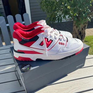 New balance 550 white red - Storlek 43, använde några gånger, inte särskilt smutsiga, bra skick överlag.