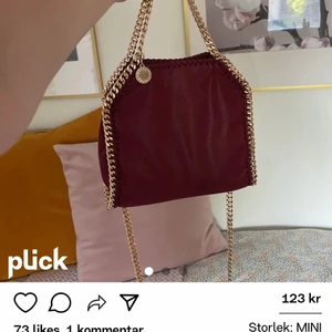 Stella mcartney väska!❤️❤️ - Säljer min sååå fina och unika Stella väska i modellen mini, perfekt storlek, (bilderna är från mitt gamla konto som slutade funka) Kan tänka mig att byta mot en valentino camera bag och att jag  betalar extra eller en annan Stella väska🥰🥰