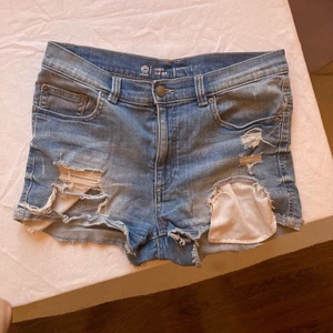 Jeansshorts High waist  - Jeansshorts från Cubus. Använda men i gott skick! High waist. Storlek 40. 