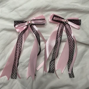 Hårrosetter  - Handgjorda hårrosetter i satin och spets! Dekoreras med pärlhjärtan (plast) rosetterna kommer i par och fästs i håret med spännena på baksidan. DMa för betala med swish och billigare frakt 📦 