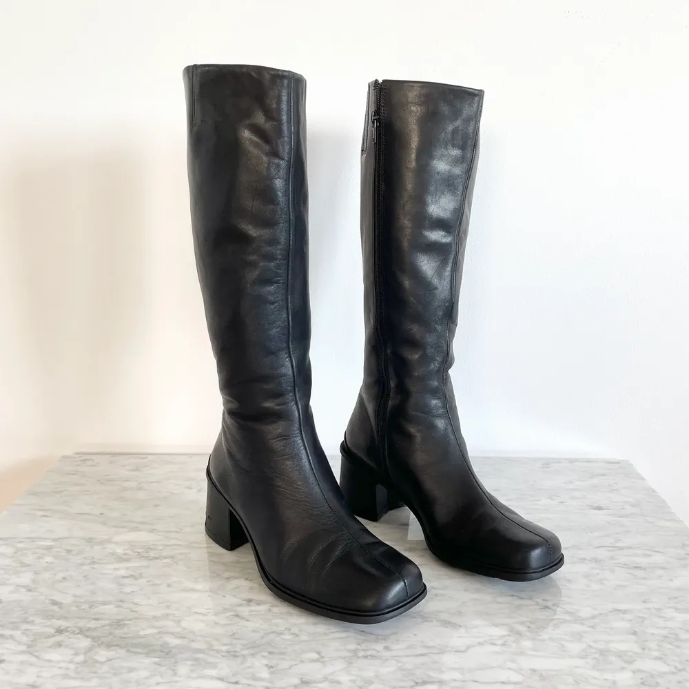 Vintage Y2K 90s 00s real leather square toe block heel knee high boots Textile lining. Few scratches and marks, chipped part on a heel, see pictures. Cleaned. Size: label 6 (39 EU), but can fit 38 too with extra insoles or socks.  Heel: 7 cm. No returns.. Skor.