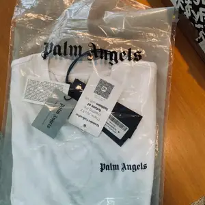 Hej säljer helt ny Palm angels t-shirt  Size M w  Skick 10/10 med tags etc  Finns kvitto nypris 4000!  Mitt pris 1299kr 
