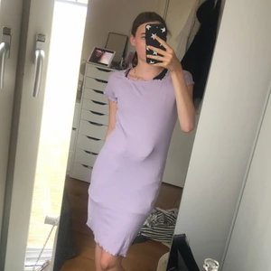 Klänning  - Lila klänning. Har kjol under så därav märkena under kjolen. Frakt tillkommer på 30kr