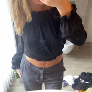 Svart topp - Säljer nu denna super snygga blusen!! Den är i superbra skick då den använts ändast ett fåtal gånger 💕💕 den är i storlek xs men är ganska stretchig så skulle säga att den passar allt från xs-m 