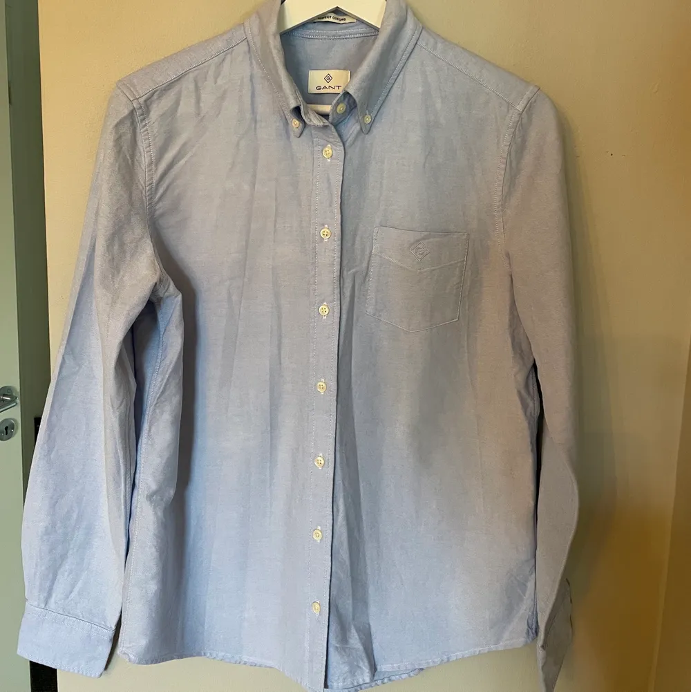Äkta Gant skjorta i ljusblått i strl 38. Använd 2 ggr.. Skjortor.