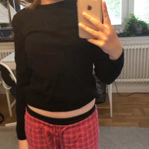 Långärmad - Läs bio!!!! Varm och skön stickad långärmad. Pyttelitet hål på framsidan märkte jag nu (bild 3) men det märks absolut inte när man har på sig den. På gränsen till för liten i ärmarna på mig som är 168cm. ❤️