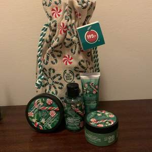 Ett litet gift set med doften peppermint candy cane från The body shop. Nytt/inte använt. Innehåller: shower gel 60ml, body butter 50ml, hand cream 30ml, sugar body scrub 50ml & presentpåsen produkterna kommer i. Har prislappen kvar. 