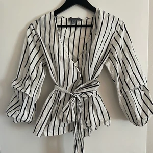 Blus  - Randig blus med knyt i midjan, storlek S, säljs för 90kr