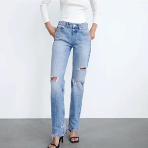 Mid rise jeans zara  - Säljer den här mid rise jeansen med hål från zara. Köptes i oktober men kommer inte till användning längre så därför säljer jag de. Kom privat för fler bilder. Pris går att diskuteras!