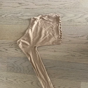 En långärmad tröja med en arm från ginatricot  - Den är beige och inte andvänd 