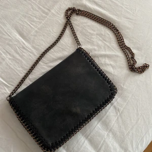 Stella McCartney väska!!! - Vet inte om riktig men köpte för 1000 och säljer för 200! Lite sliten vid knappen men inget som syns ❤️ kedjan har ändrat färg lite ❤️