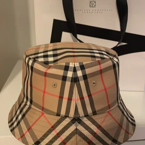 Säljer min burberry hatt (me kvitto o påse) ny pris 3200!! - Storlek M väldigt fin hatt original priset är på 3200kr jag säljer den för 2800 men kan ta 2500 ifall det är en snabb affär haft den i ungefär 1 månad