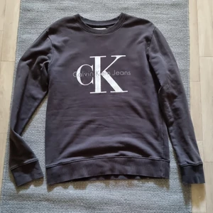 Calvin Klein tröja - Tröja i använt skick, märket är lite slitet. Färg mörkgrå