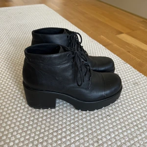 Skor från vagabond - Svarta platå-klackar från vagabond. Enkla och bekväma att gå i. Har små märken framtill som syns på bilderna. Köparen står för frakten.