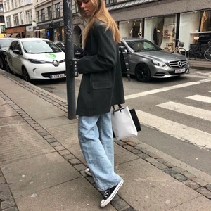 Grå randig kavaj - Grå randig kavaj från Weekday, väldigt fint skick! Storlek 36 men ovsersize modell så uppskattar den till S/M (har själv storlek 38). 