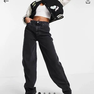 Svarta midwaist jeans  - Säljer ett par helsvarta midwaist jeans från Asos. Relaxed/straight fit. Inga defekter eller tydliga spår av användning. Nypris 500 