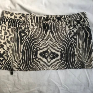 Miniskirt  - Super snygg miniskirt i zebraliknande mönster, kommer tyvärr inte till användning 